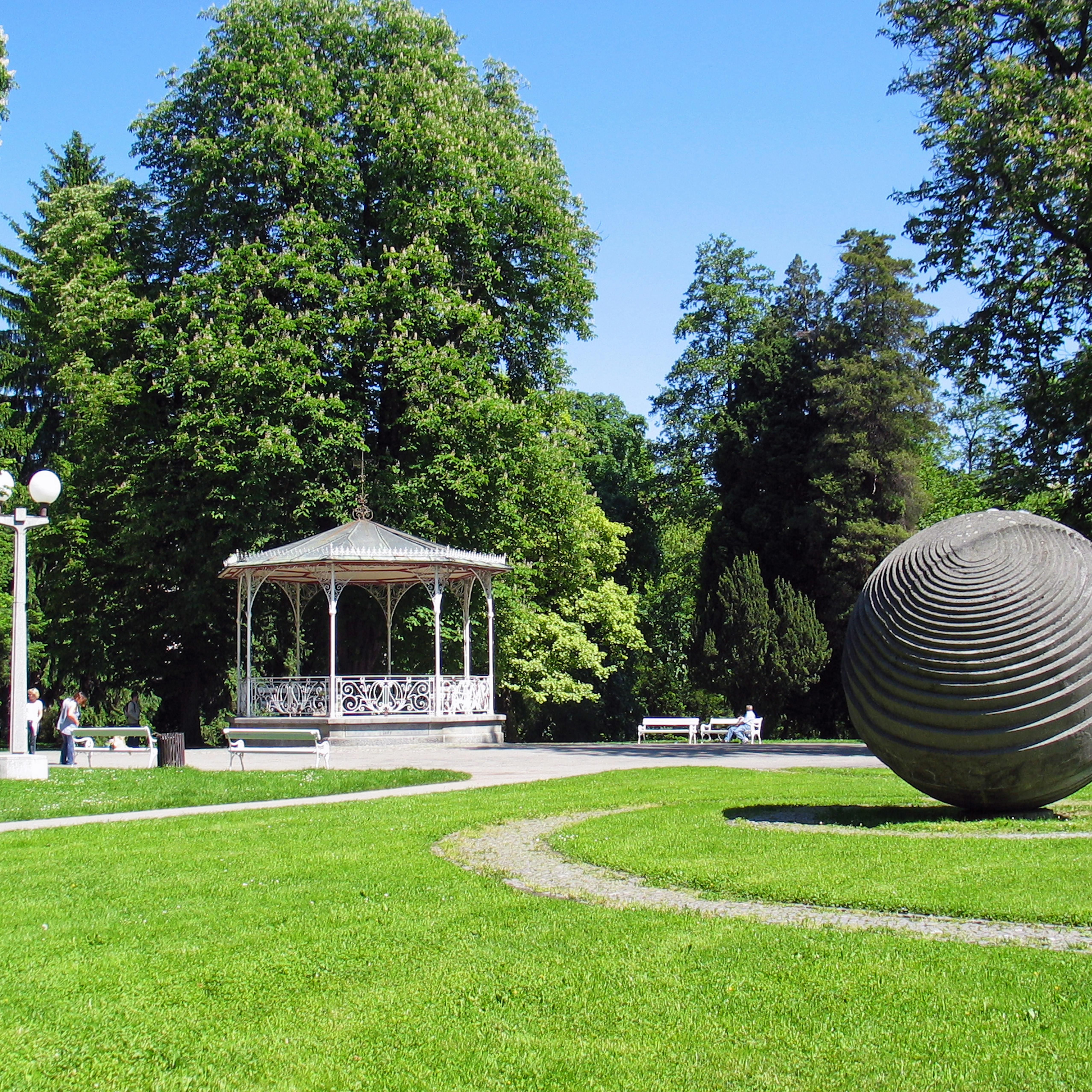 Mestni park s tremi ribniki